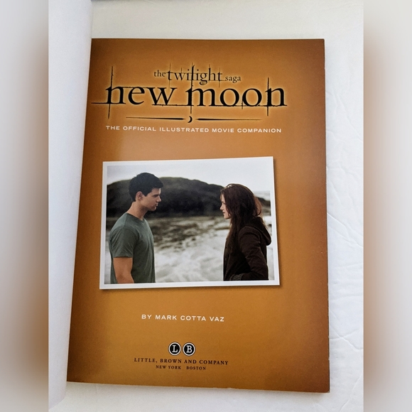 The Twilight Saga New Moon The Official Illustrated Movie Companion Book - Picture 8 of 10